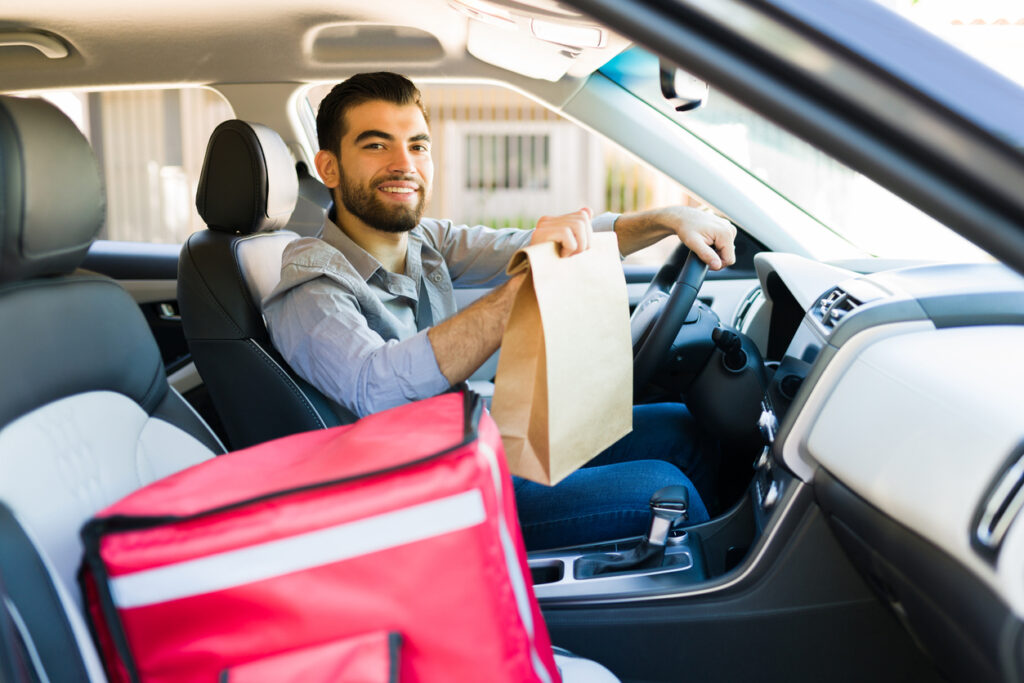 Motoristas usam carros particulares para transportar passageiros