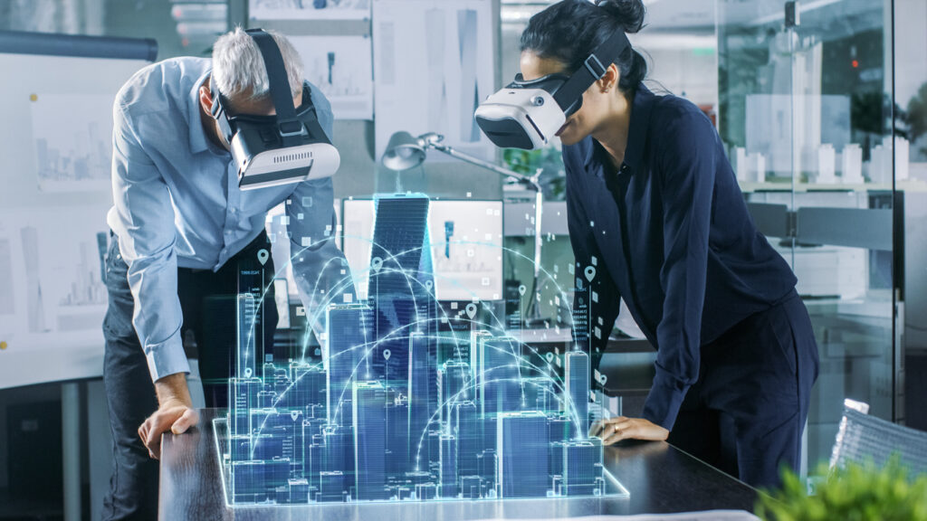 Um homem e uma mulher estão em uma sala usando óculos de inteligência artificial, eles estão olhando para o holograma de uma maquete de uma cidade em cima da mesa
