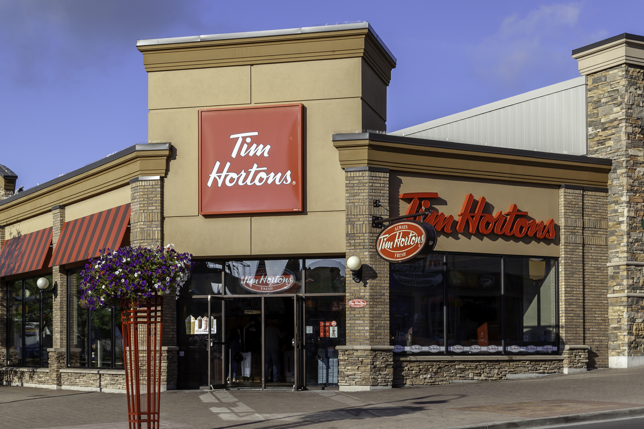 A imagem mostra a fachada do restaurant Tim Hortons